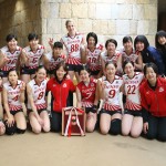 150505_01815黒鷲旗3位の盾とともに佐野井上らデンソーの集合写真-s