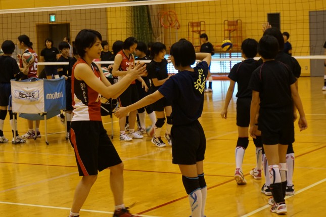 川崎市や神奈川県と連携し、年に数回、選手たちが小中高生にバレーボール指導を行っている