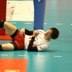 捻挫してしばらく起き上がれなかった石川/FIVB
