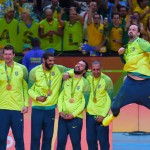 8. 涙と笑顔の表彰台から突然、大ジャンプで喜びを爆発させたルイス・フェリペ・フォンテーレス。