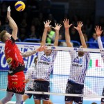 ザイツェフのスパイクをブロックしようとする石川選手