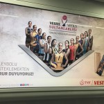 日本の電車では、このようなバレーボールの広告は見られない