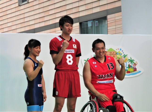 左から登坂絵莉選手、柳田将洋選手、藤本怜央選手
