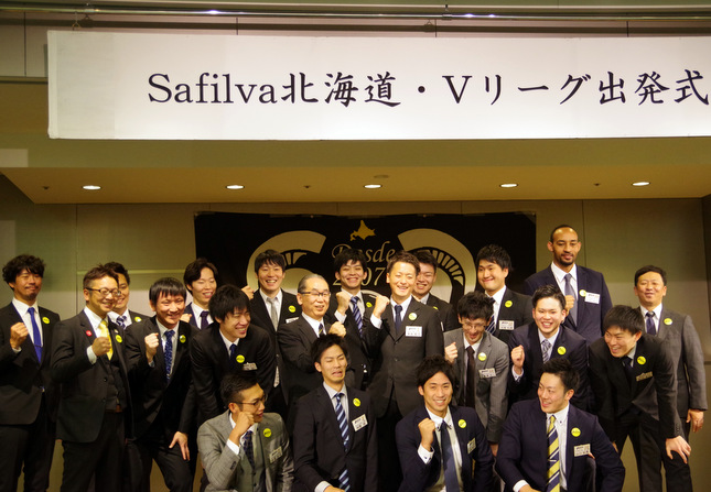 明るい表情で初のリーグへ出発