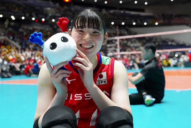 女子日本代表、ブルガリアをストレートで撃破し、失セットなしの開幕4連勝。山田二千華が4本のサービスエース パリ五輪予選／W杯 | バレーボールマガジン