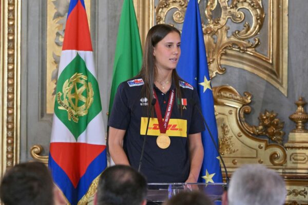 大統領を前にスピーチを行うアンナ・ダネージ